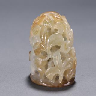 清 和田玉籽料镂空春水秋山炉顶 尺寸:高6.15cm 宽5.08cm 重155g